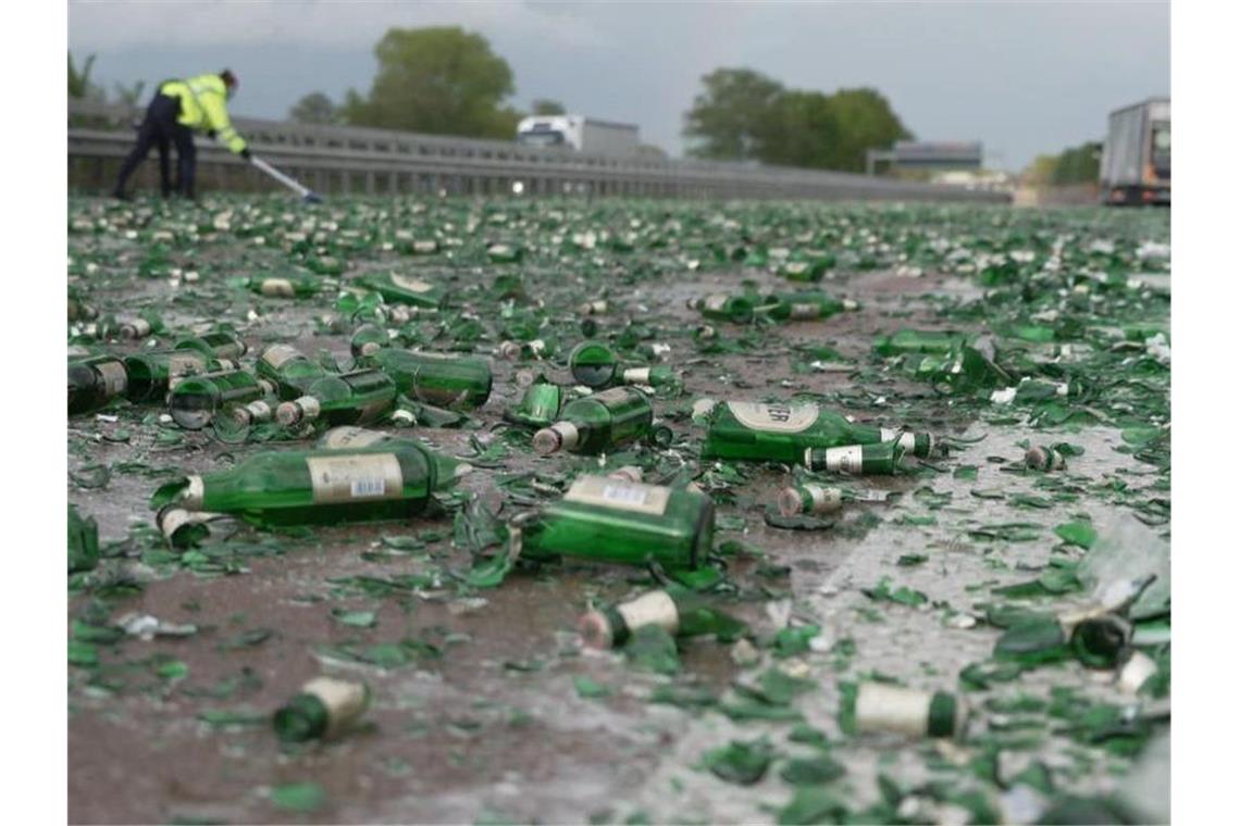 Lastwagen verliert Bierkisten - Autofahrer räumen A1 frei Trauriger Anblick: Zerstörte Bierflaschen liegen auf der A1 in Richtung Bremen. Foto: Thomas Lindemann/TNN/dpa
