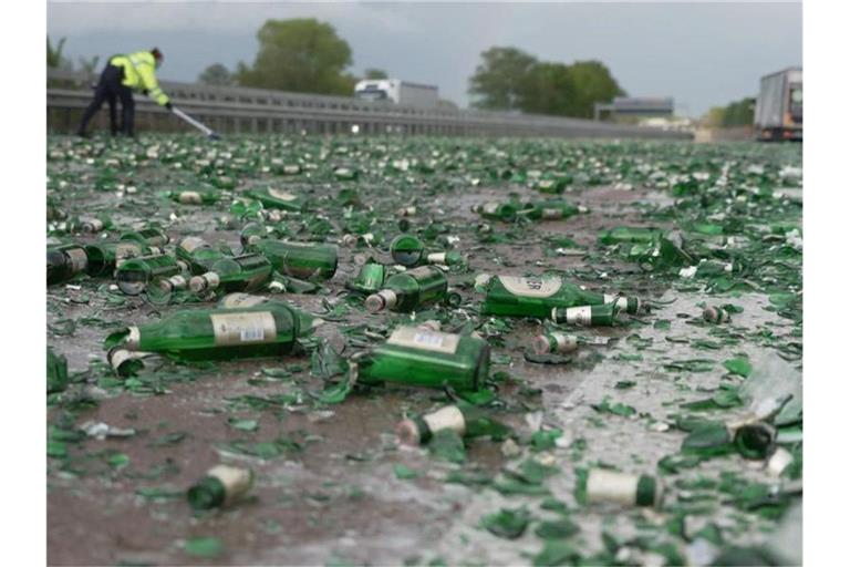 Trauriger Anblick: Zerstörte Bierflaschen liegen auf der A1 in Richtung Bremen. Foto: Thomas Lindemann/TNN/dpa