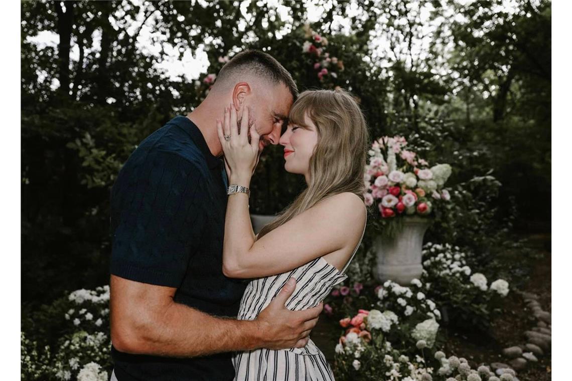 Alles über Taylor Swifts Verlobungsring Travis Kelce und Taylor Swift haben sich verlobt.