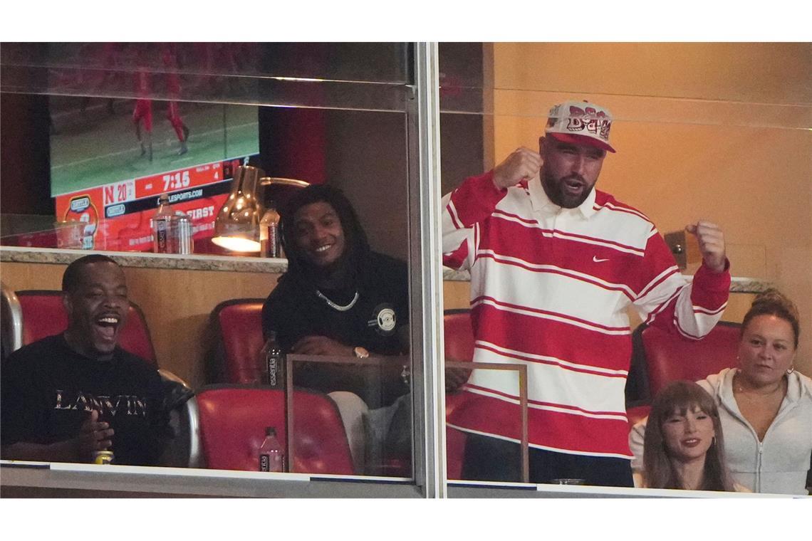 Swift und Kelce zeigen sich nach Verlobung im Stadion Travis Kelce und Taylor Swift schauten sich von einer Loge aus das Spiel zusammen an.