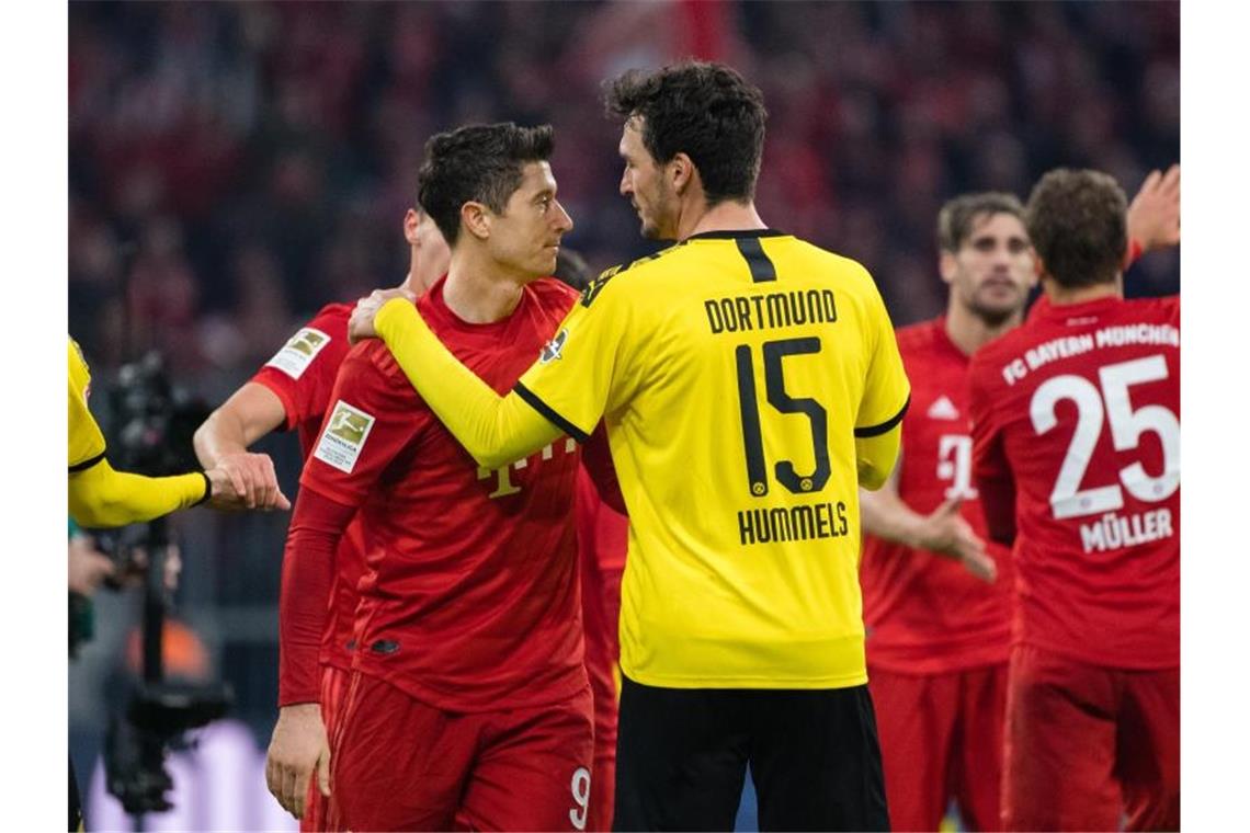 Treffen am Dienstag im Topspiel aufeinander: Bayern-Torjäger Robert Lewandowski (l) und BVB-Verteidiger Mats Hummels. Foto: Matthias Balk/dpa