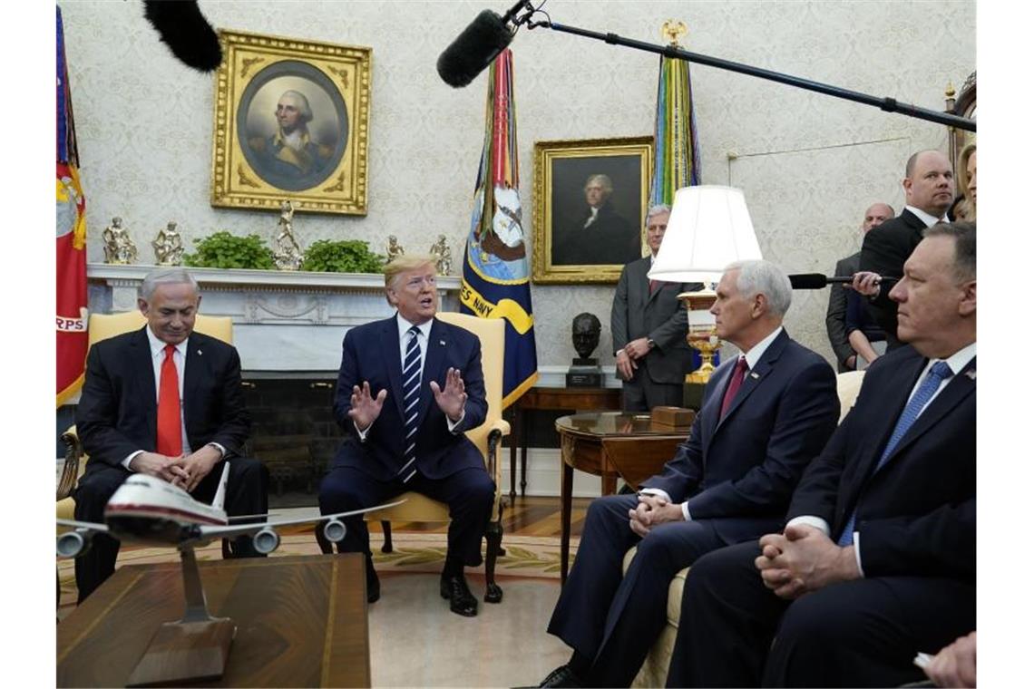 Treffen im Oval Office: Israels Ministerpräsident Benjamin Netanjahu, US-Präsident Donald Trump, Vizepräsident Mike Pence und Außenminister Mike Pompeo beim gemeinsamen Gespräch. Foto: Evan Vucci/AP/dpa