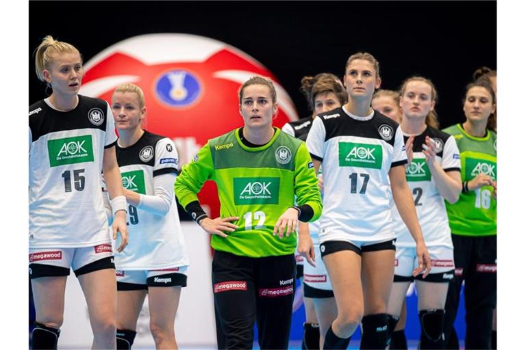 Treffen in der Hauptrunde als erstes auf die Niederlande: Die deutschen Handballfrauen. Foto: Marco Wolf/dpa