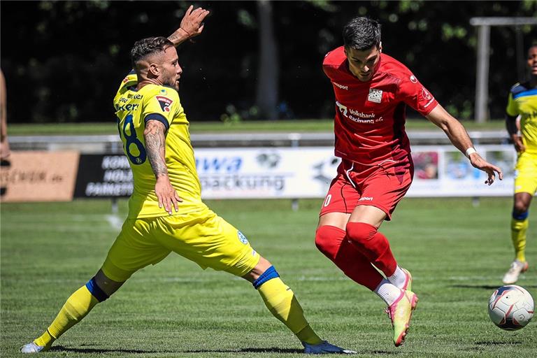 Treffen nun doch wie von Anfang an geplant am Samstag 4. März, aufeinander: Kickers-Routinier Lukas Kiefer (links) und TSG-Offensivmann Mert Tasdelen. Die von der Bundespolizei gewünschte Spielverlegung ist vom Tisch. Foto: Alexander Becher