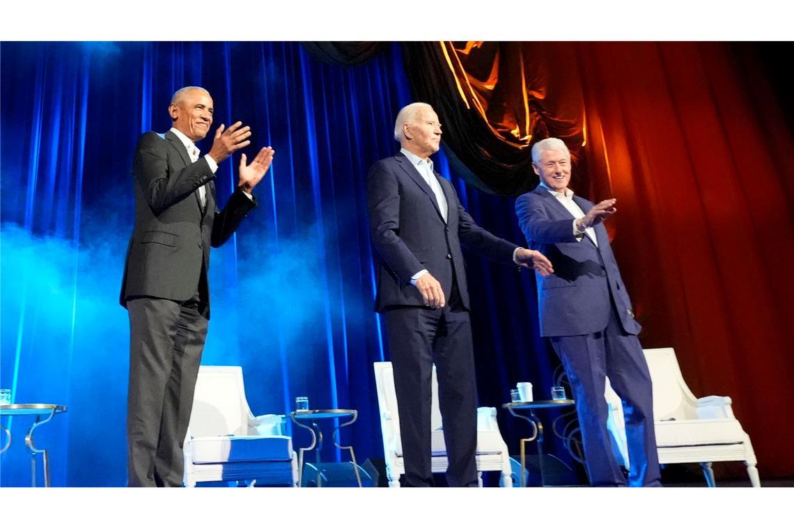 Treffen sich drei US-Präsidenten: In New York haben Barack Obama (l) und Bill Clinton (r) Joe Biden beim Sammeln von Wahlkampfspenden unterstützt. Ein wichtiges Zeichen in Zeiten niedriger Umfragewerte für den Amtsinhaber. Zusammengekommen sind 25 Millionen Dollar.