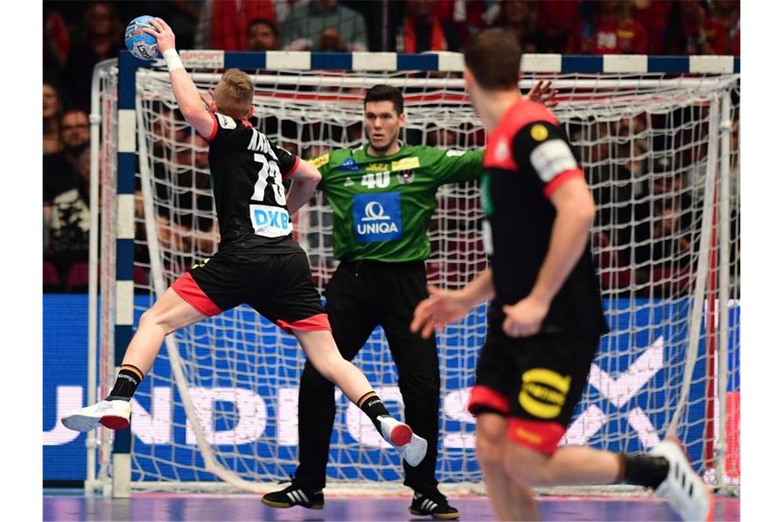 Dank Bitter: DHB-Team erreicht Spiel um Platz fünf Treffsicher: Timo Kastening war im Prestigeduell der beste deutsche Werfer. Foto: Robert Michael/dpa