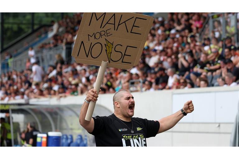 Treibt das Publikum auf der Haupttribüne des Gazi-Stadions zu Höchstleistungen an: Offensive Lineman Benhur Ayra als Stimmungsmacher.