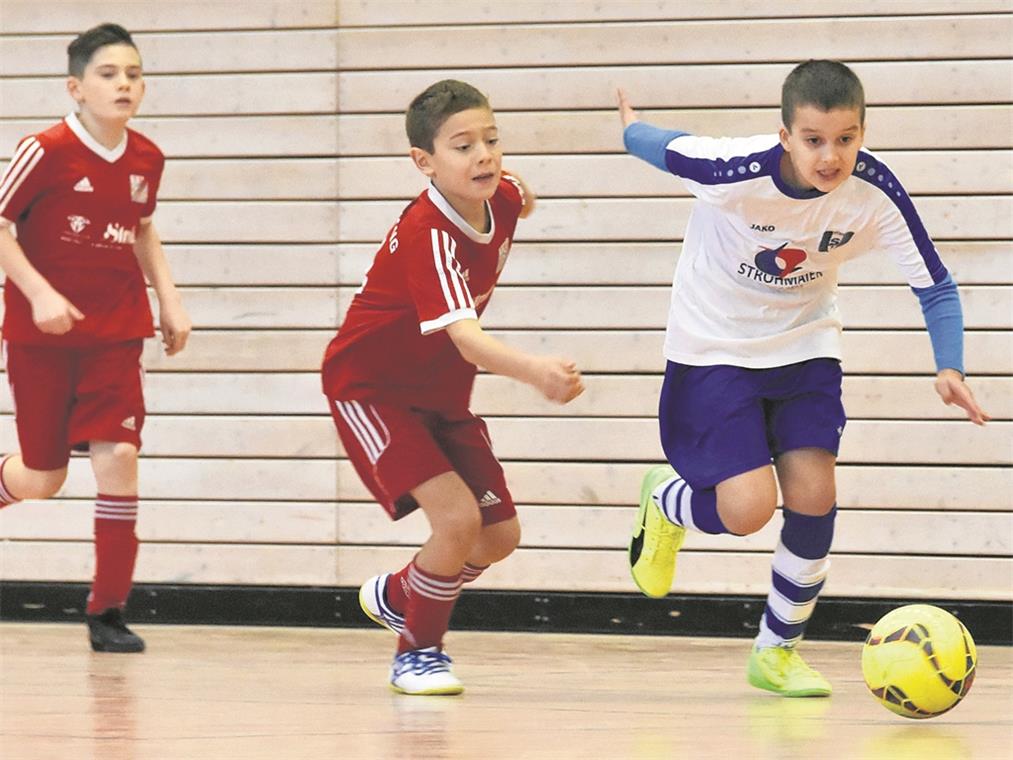 Trennten sich in der Vorrunde mit einem 2:2, schieden aber letztlich beide aus: Die U-11-Talente der TSG Backnang (rote Trikots) und des SV Unterweissach.Foto: T. Sellmaier