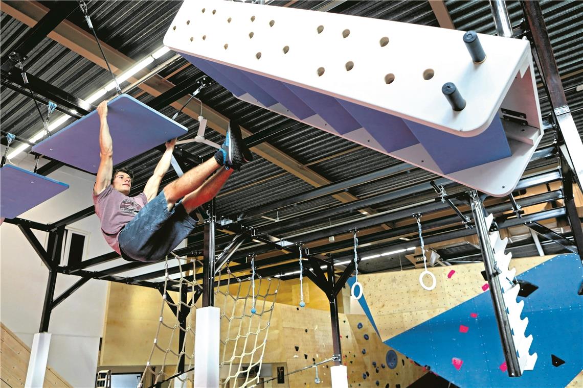 Treppensteigen einmal anders: Kim Marschner hangelt sich an der Außentreppe des Ninja-Parcours entlang. Foto: A. Palmizi