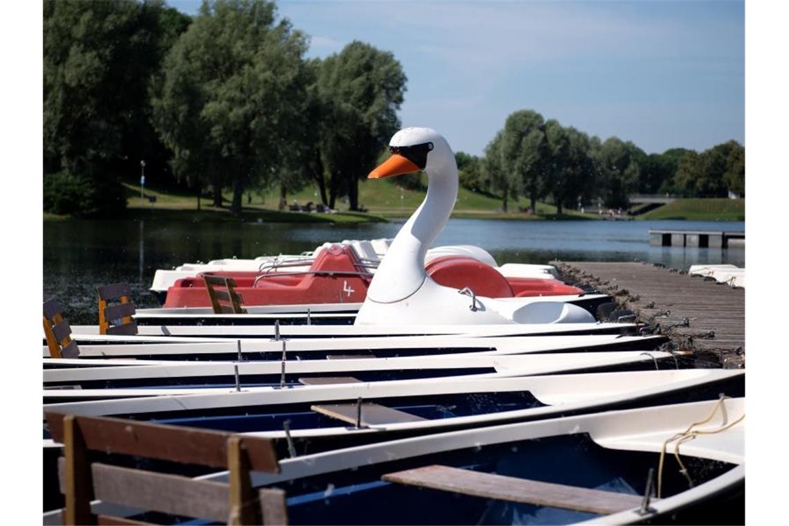 Tret- und Ruderboote im Münchener Olympiapark: Am Wasser ist es zumindest ein paar Grad kühler als in der Stadt. Foto: Sven Hoppe