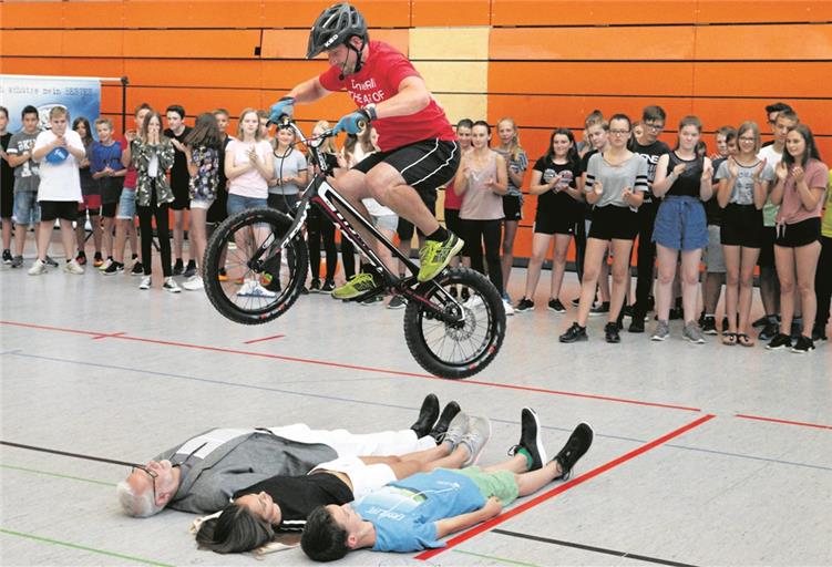 Trial-Bike-Profi Daniel Rall zeigt, wie er sein Rad beherrscht. Er erläutert spielerisch, warum er grundsätzlich einen Fahrradhelm trägt. Foto: R. Steinemann