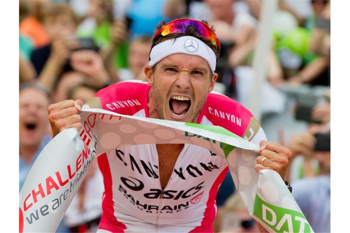 Chronologie des Sports im Jahr 2019 - Teil 4 Triathlet Jan Frodeno sicherte sich nach 2015 und 2016 zum dritten Mal den Titel bei der Ironman-WM auf Hawaii. Foto: Daniel Karmann/dpa