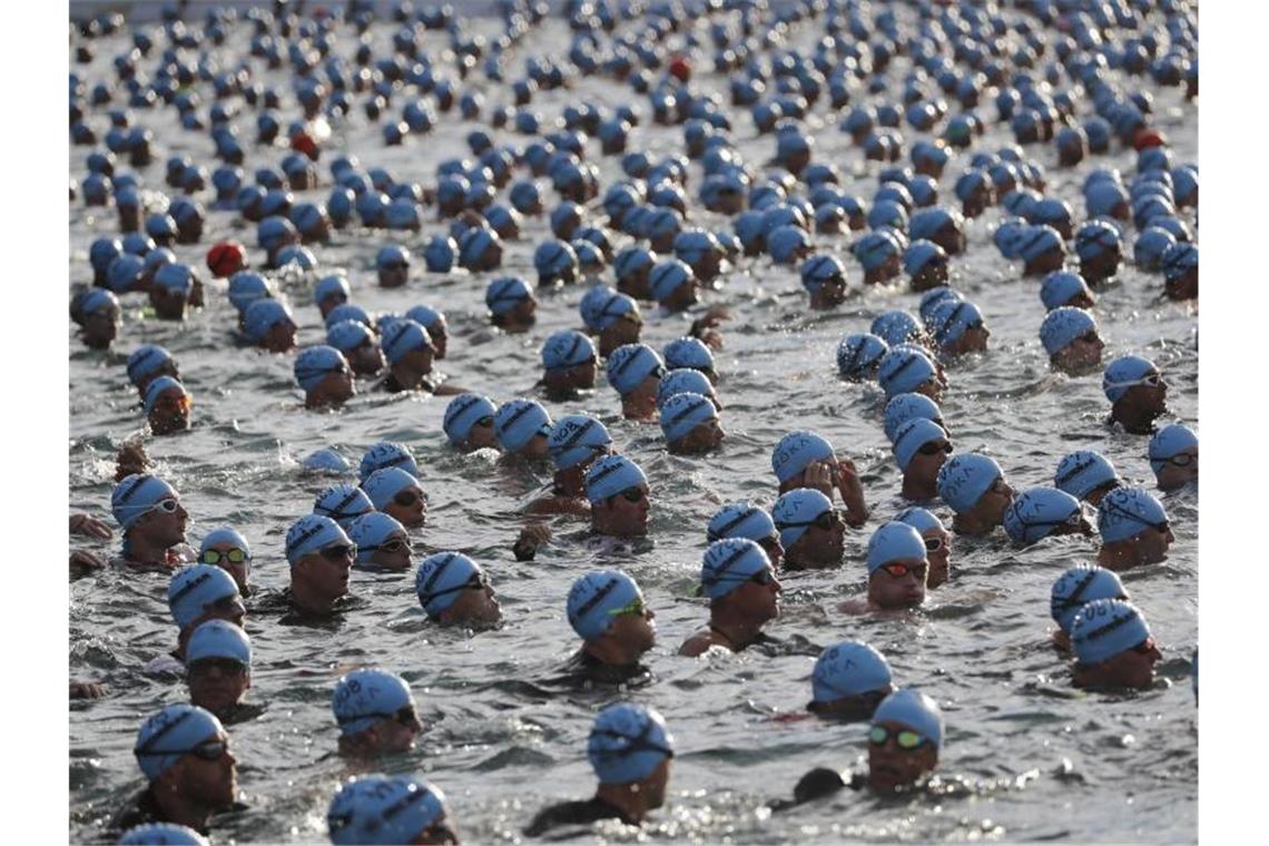 Wissens- und Bemerkenswertes zur Ironman-WM auf Hawaii Triathleten aus aller Welt starten beim Ironman auf Hawaii. Foto: Marco Garcia/AP/dpa