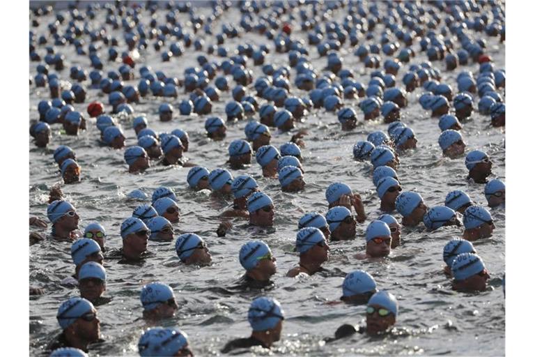 Triathleten aus aller Welt starten beim Ironman auf Hawaii. Foto: Marco Garcia/AP/dpa