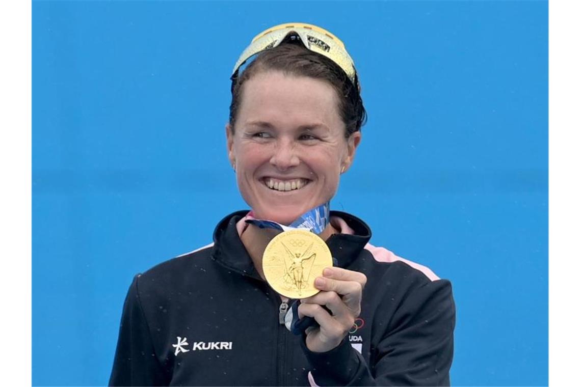 Das war die Olympia-Nacht Triathletin Flora Duffy ist die erste Olympiasiegerin aus Bermuda. Foto: Sebastian Gollnow/dpa