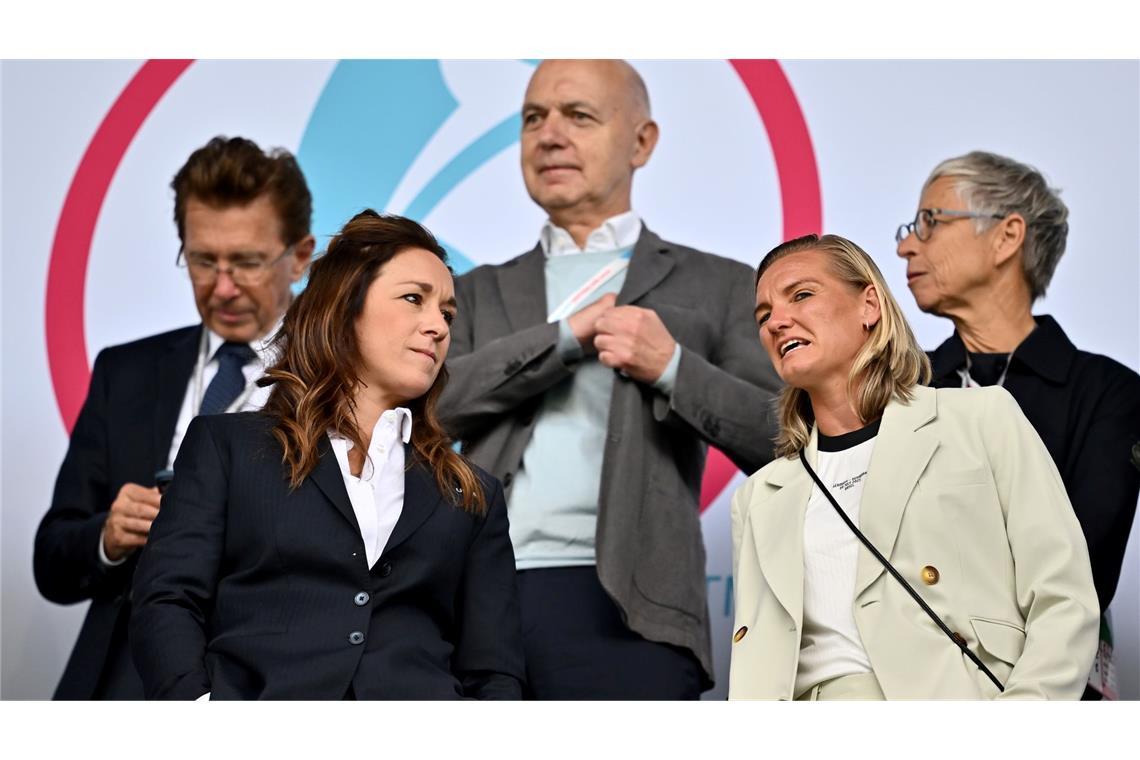 Schüller will keine Popp sein: DFB-Torjägerin gefordert Tribünengast bei Dänemark-Spiel: Alexandra Popp (r).