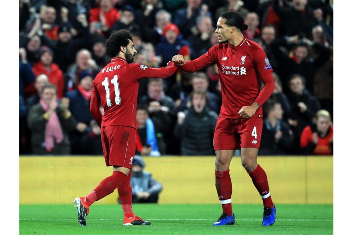 Trifft im entscheidenden Spiel gegen den SSC: Liverpools Mohamed Salah (l) feiert seinen Treffer zum 1:0 mit Virgil van Dijk. Foto: Peter Byrne/PA Wire