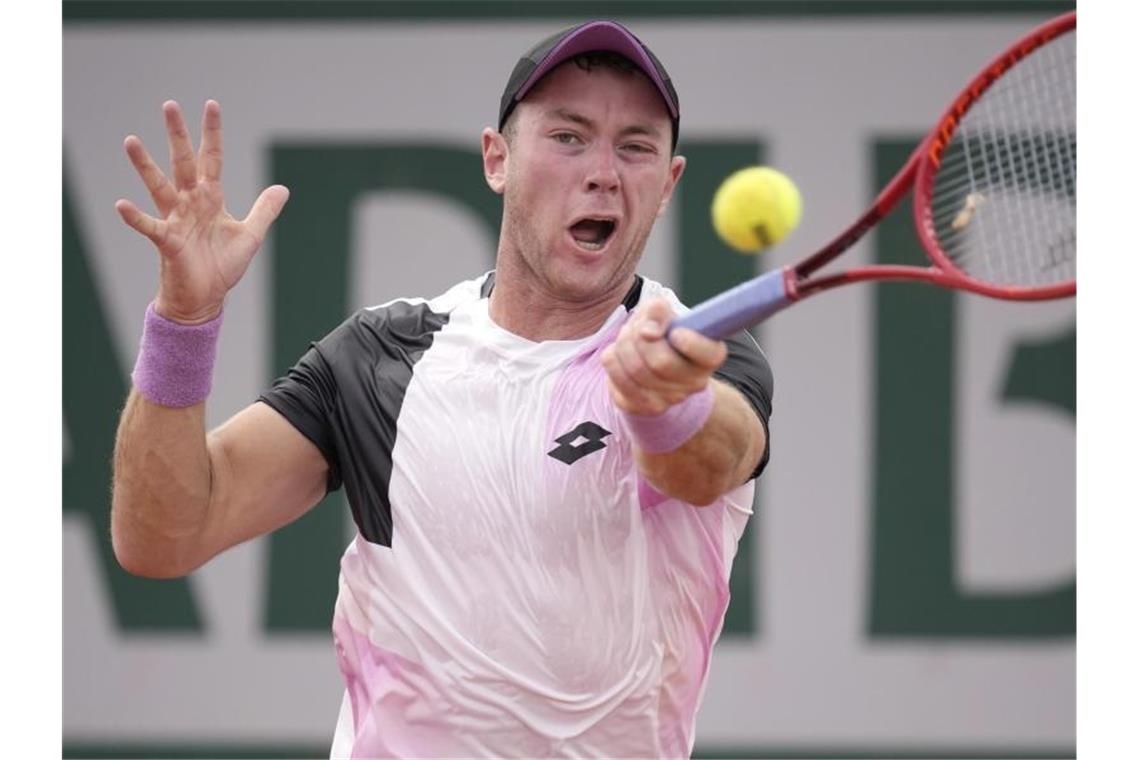 Trifft in Paris im Abendspiel auf sein Idol Roger Federer: Dominik Koepfer. Foto: Christophe Ena/AP/dpa