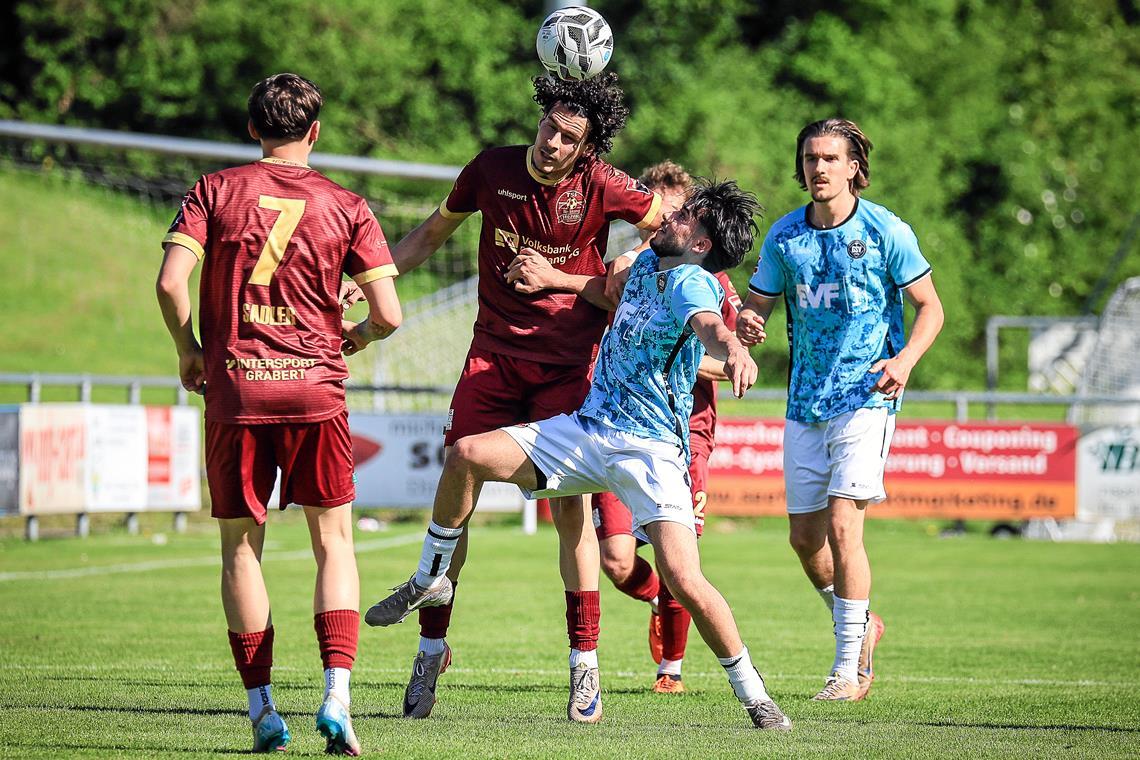 Trifft und erkämpft mit Backnang dank des 1:0 gegen Göppingen einen Spieltag vor Schluss den Oberliga-Verbleib: Fabijan Domic (Zweiter von links). Foto: Alexander Becher