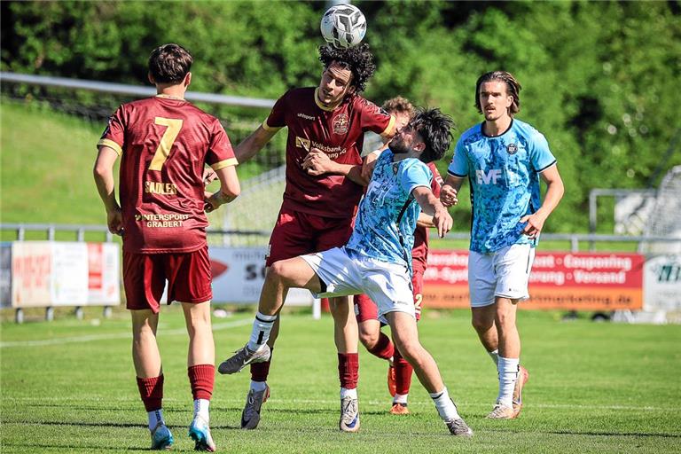 Trifft und erkämpft mit Backnang dank des 1:0 gegen Göppingen einen Spieltag vor Schluss den Oberliga-Verbleib: Fabijan Domic (Zweiter von links). Foto: Alexander Becher