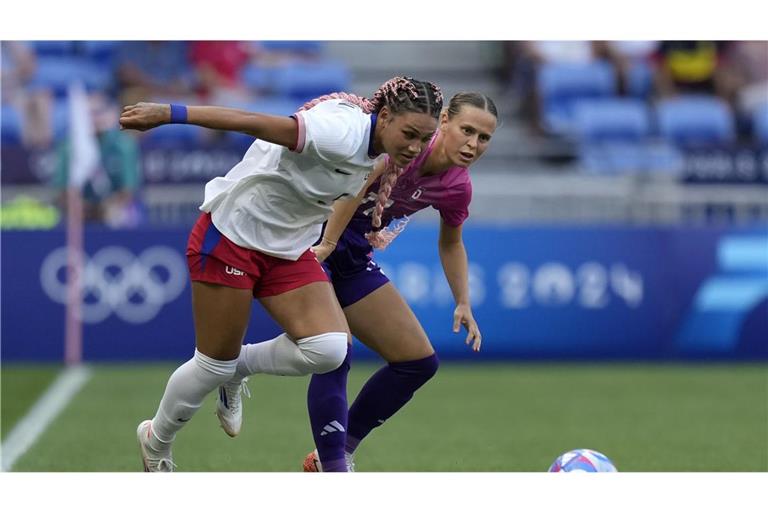 Trinity Rodman (links, mit der deutschen Fußballerin Klara Bühl) wird die bestbezahlte Fußballerin der Welt.