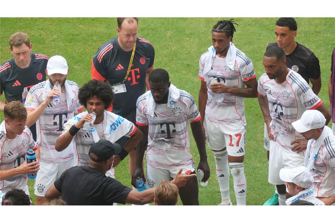 Hitze, Camp, Strapazen: Drastische WM-Lehren für Nagelsmann Trinken ist wichtig. Und Trinkpausen können die Trainer auch für taktische Korrekturen nutzen, wie hier Bayern-Coach Vincent Kompany (unten links).