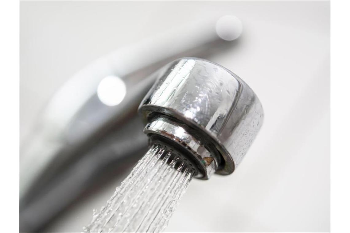 Trinkwasser läuft aus der Leitung. Foto: Robert Günther/dpa-tmn/Symbolbild