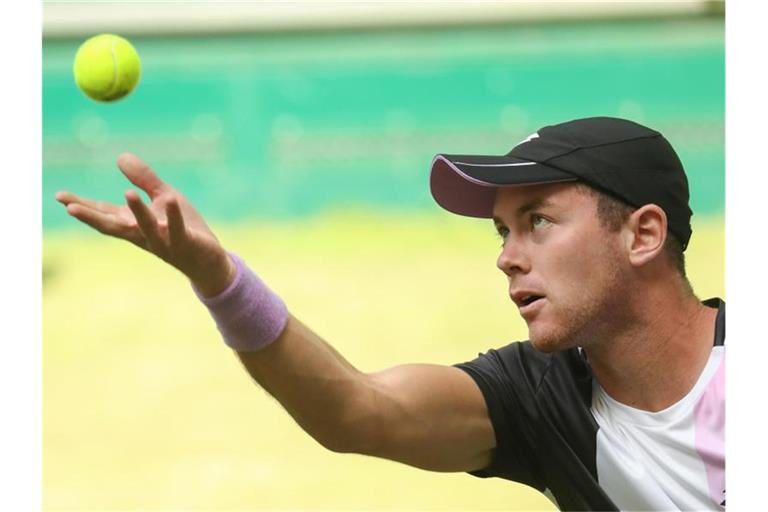 Tritt gegen den Spanier Roberto Bautista Agut an: Dominik Koepfer. Foto: Friso Gentsch/dpa