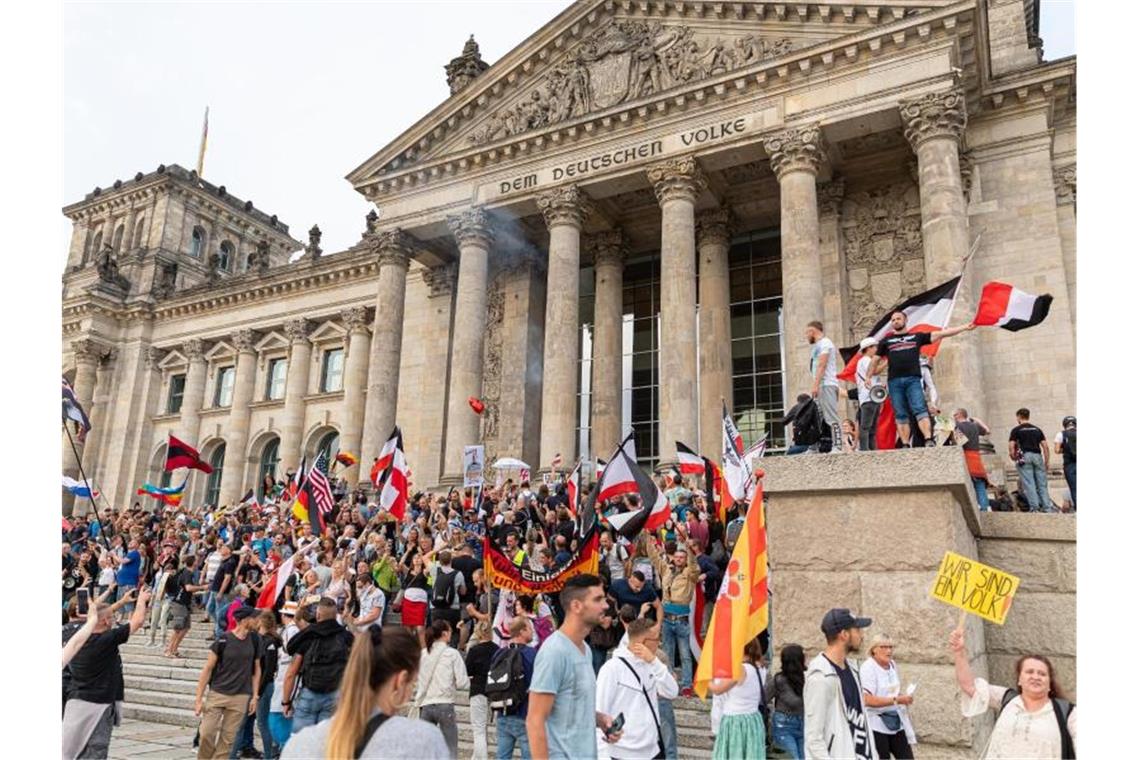 Triumphierende Demonstranten mit Reichsflaggen auf der Treppe des Parlaments: Die Vorfälle während der Corona-Proteste sorgen für einen Aufschrei der Empörung in der Politik. Foto: Achille Abboud/NurPhoto/dpa