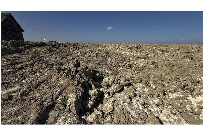 Trockenheit auf einem Feld bei Stetten im Unterallgäu. Der Boden ist nach dem Pflügen ausgetrocknet durch den Wind.