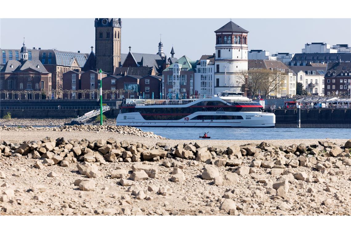 Bilder des Tages Trockenheit herrscht am Rhein vor der Düsseldorfer Altstadt.
