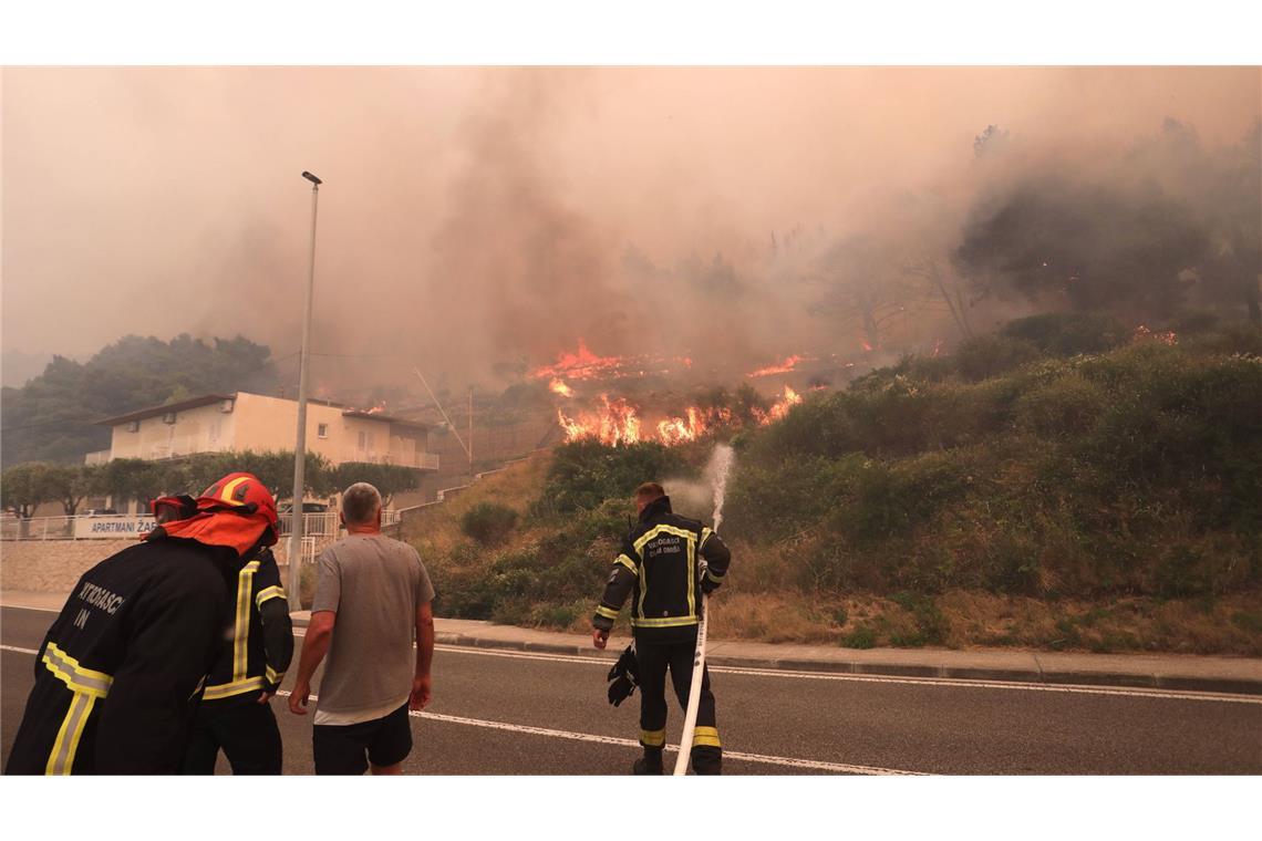 Waldbrände an der Adria – Touristen fliehen vor Flammen Trockenheit, Hitze und starker Wind würden die Ausbreitung des Feuers vor allem in den leicht brennenden Kiefernwälder in dem Gebiet fördern, hieß es.