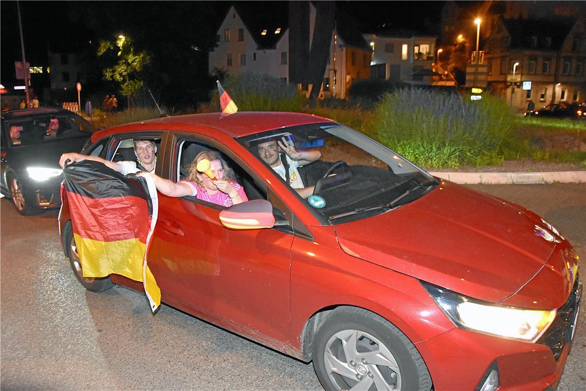 Tröööööten, hupen, Fahne schwingen. Autokorso am Annonay-Kreisel in Backnang.
