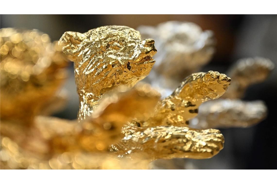 Trophäen stehen während eines Pressetermins zu der Produktion der Berlinale Bären in der Bildgießerei Hermann Noack. Die Berlinale 2026 findet vom 12. bis 22. Februar statt.