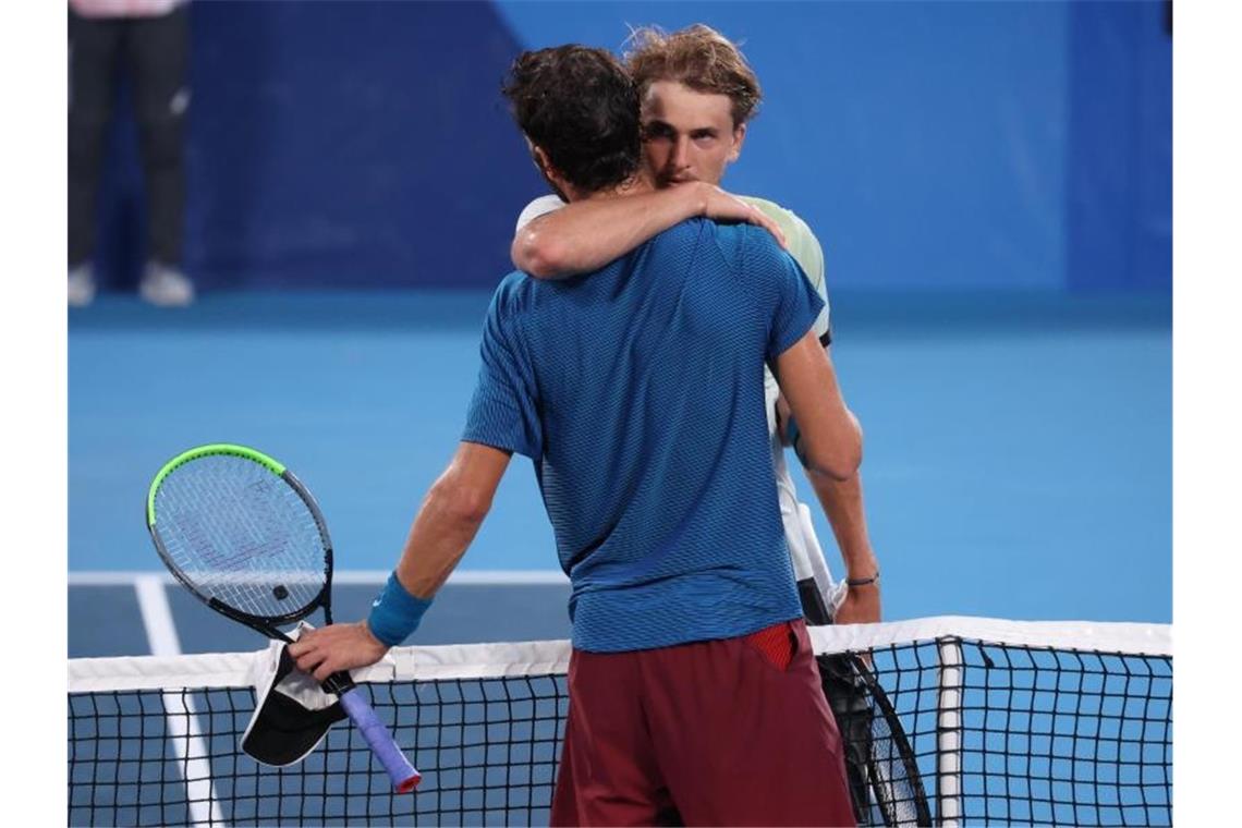 Trost für den Verlierer: Zverev (r) und Karen Chatschanow umarmen sich nach dem Match. Foto: Jan Woitas/dpa-Zentralbild/dpa