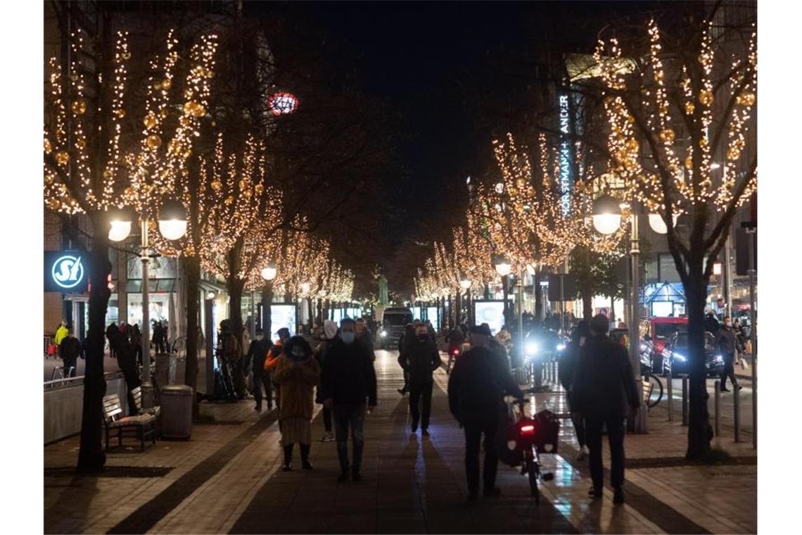 Handel: Die meisten Weihnachtsmärkte fallen aus Trotz abgesagter Weihnachtsmärkte verbreiten zumindest Lichterketten festliche Stimmung in den Innenstädten. Foto: Julian Stratenschulte/dpa