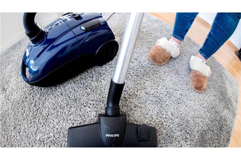 Trotz aller Emanzipation bleibt Hausarbeit laut einer Studie weiterhin mehrheitlich an den Frauen hängen. (Symbolbild)