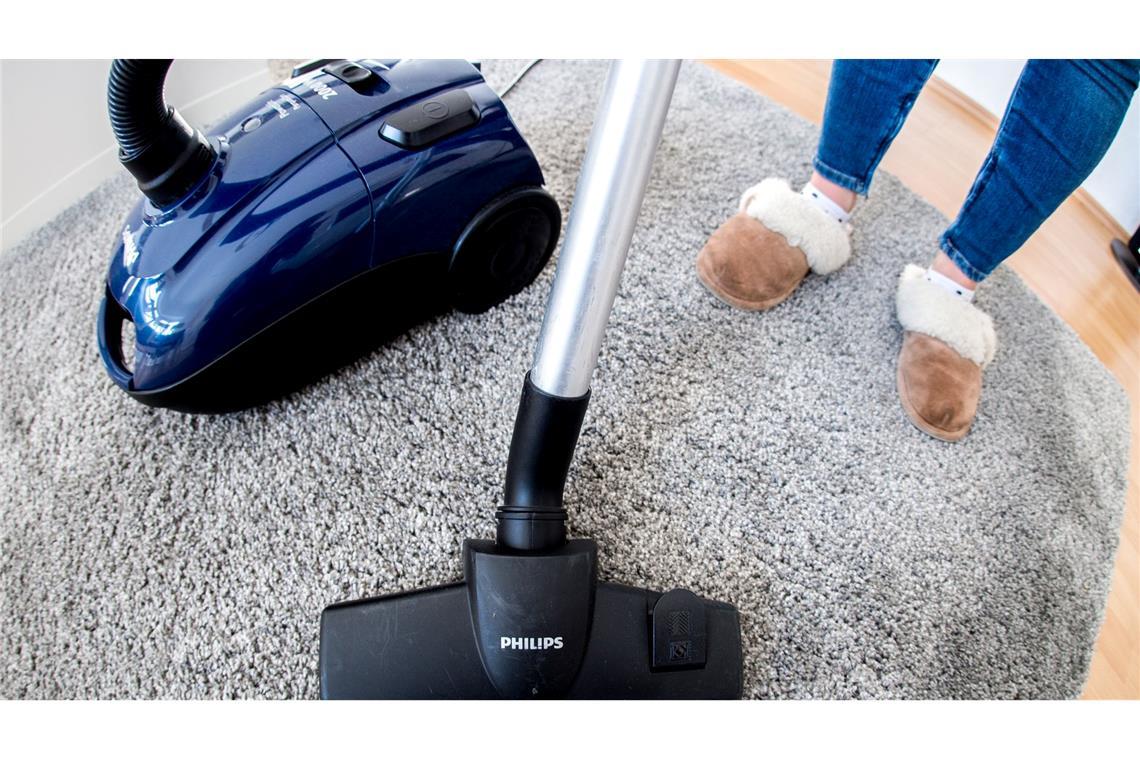 Befragung: Viele Frauen denken wegen Hausarbeit an Trennung Trotz aller Versprechen der Gleichberechtigung bleibt Hausarbeit laut einer Studie weiterhin mehrheitlich an den Frauen hängen. (Symbolbild)