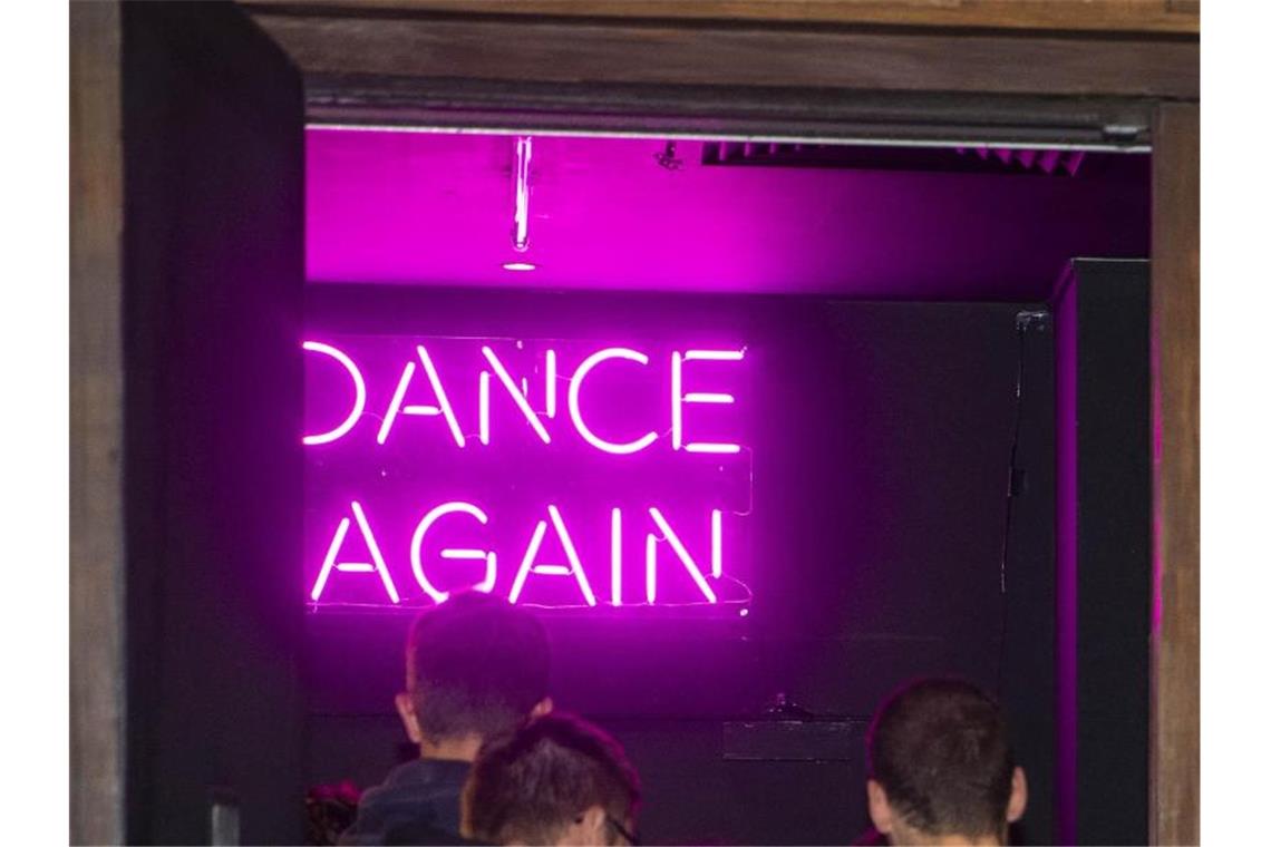 Trotz Corona-Verboten - Niederländer feiern in Nachtclubs
