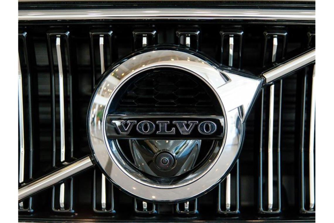 Lkw-Hersteller Volvo steigert Gewinn trotz Chipkrise Trotz Chipkrise konnte der schwedische Lkw-Hersteller Volvo seinen Gewinn steigern. Foto: Nicolas Maeterlinck/BELGA/dpa