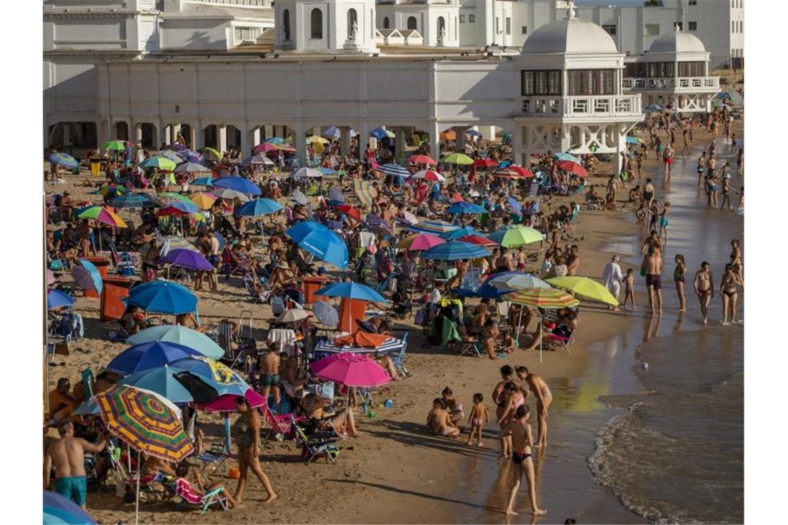 Trotz Corona genießen Badegäste die Sonne an einem Strand am Mittelmeer in Südspanien. Foto: Emilio Morenatti/AP/dpa