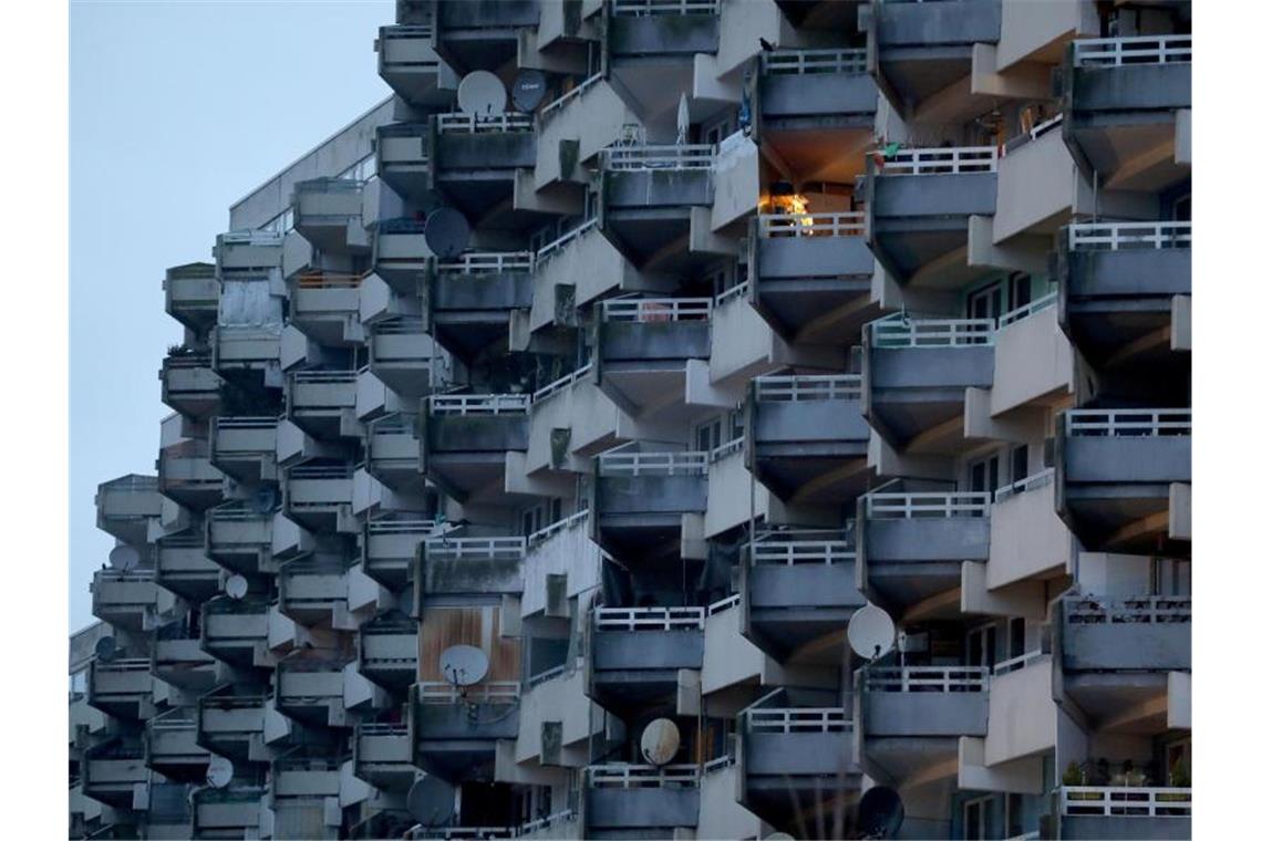 Trotz Corona-Pandemie - Weniger Immobilien zwangsversteigert Trotz Corona ist die Zahl der Zwangsversteigerungen in Deutschland im vergangenen Jahr gesunken. Ein Wohnhaus in Köln. Foto: Oliver Berg/dpa