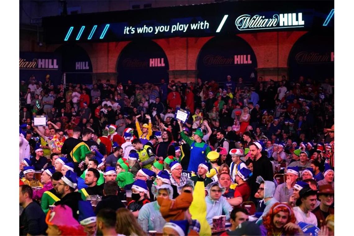 „Corona-Bombe“: Untätiger Darts-Verband in der Kritik Trotz Corona-Pandemie: Die Darts-Fans feiern in London eine wilde Party. Foto: Zac Goodwin/PA Wire/dpa