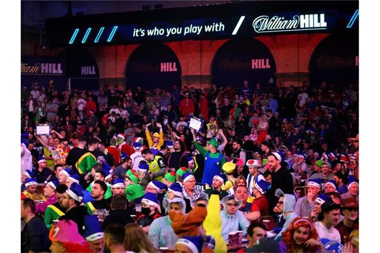 Trotz Corona-Pandemie: Die Darts-Fans feiern in London eine wilde Party. Foto: Zac Goodwin/PA Wire/dpa