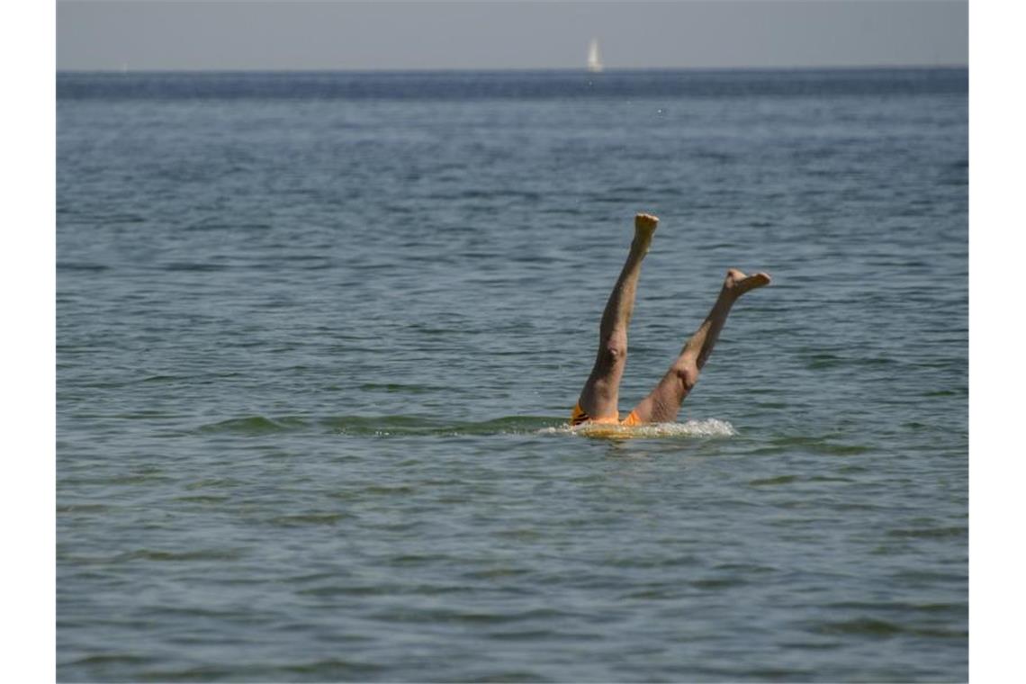 Trotz coronabedingter Einschränkungen haben sich zu Beginn des Pfingstwochenendes viele Menschen auf den Weg zur Ost- und Nordseeküste gemacht. Foto: Axel Heimken/dpa