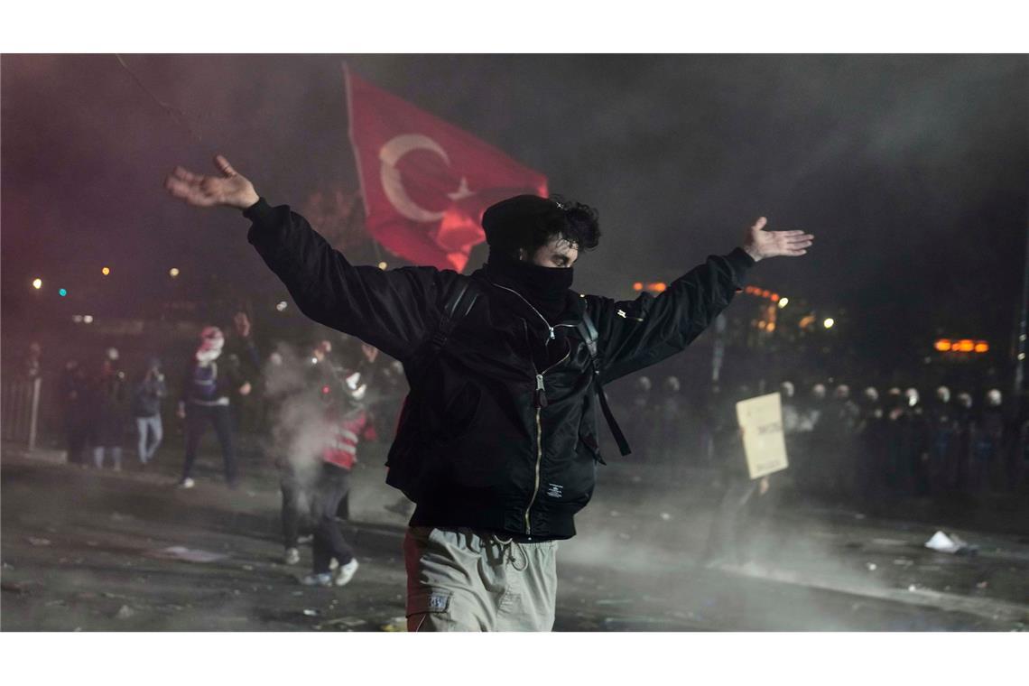 Trotz Demonstrationsverbots protestierten die Menschen in Istanbul den sechsten Abend in Folge.
