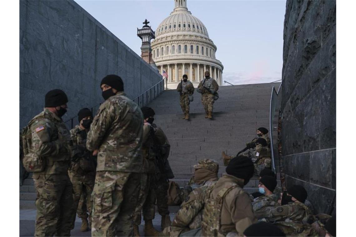 Trotz der angespannten Sicherheitslage nach der Erstürmung des US-Kapitols hält das Team des künftigen US-Präsidentens Biden an der Vereidigung im Freien vor dem Parlamentsgebäude fest. Foto: J. Scott Applewhite/AP/dpa