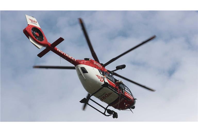 Trotz der Bemühungen von Feuerwehr, Bergwacht und einem Notarzt, der mit einem Rettungshubschrauber kam, starb der 58-Jährige noch am Unfallort.