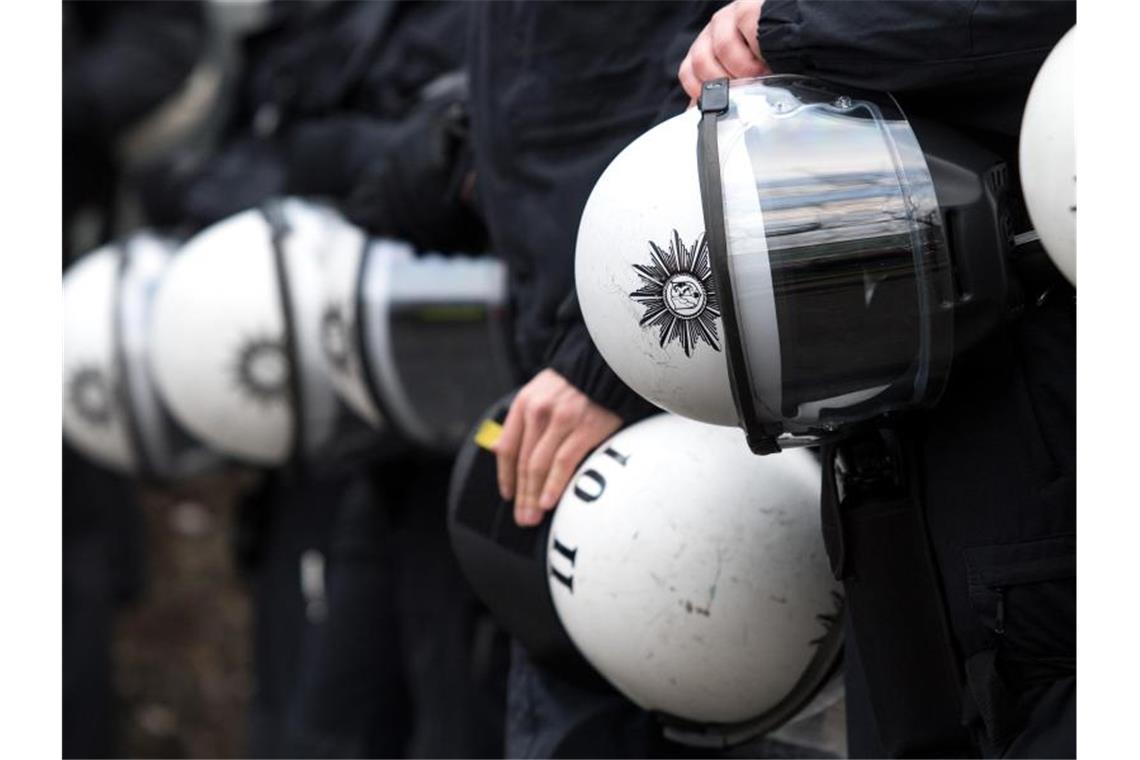 Niedersachsen kündigt Extremismus-Studie bei Polizei an Trotz der Ermittlungen zu rechtsextremen Chats von Polizisten in Nordrhein-Westfalen lehnt Bundesinnenminister Horst Seehofer eine Studie zu Rassismus bei der Polizei weiter ab. Foto: Marius Becker/dpa