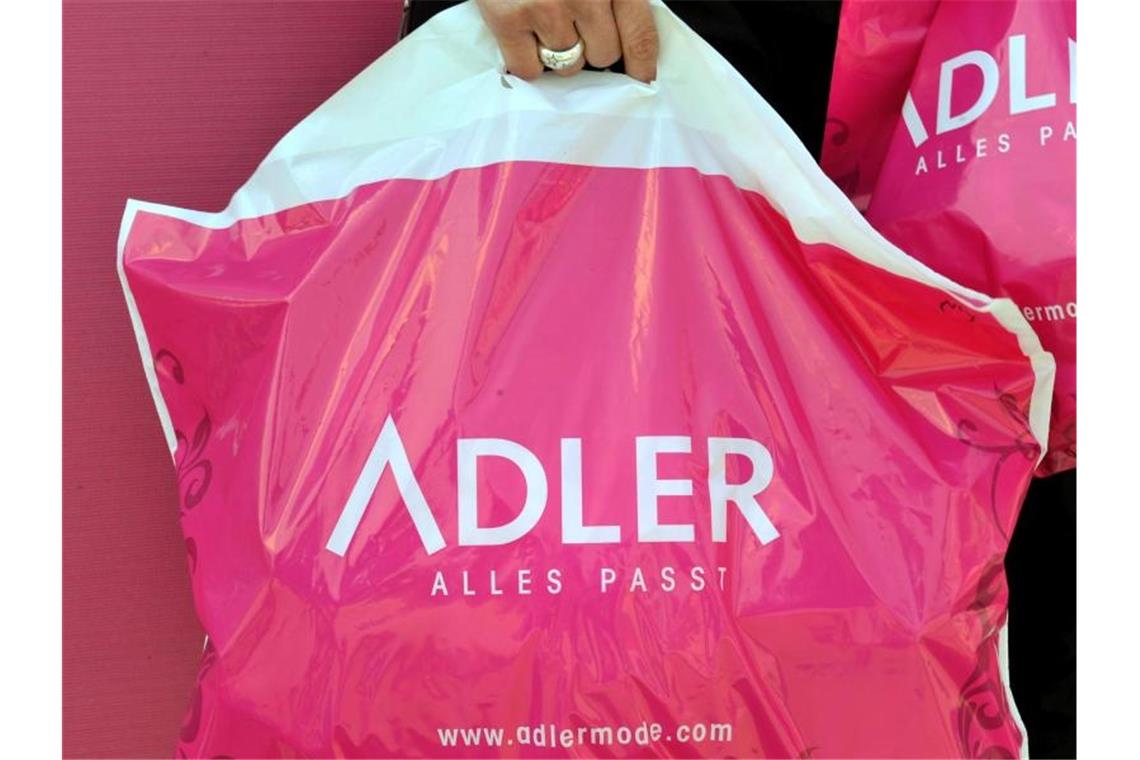 Trotz der Eröffnung eines Insolvenzverfahrens soll bei der Adler Modemärkte AG der Geschäftsbetrieb weiterlaufen. Foto: Frank Leonhardt/dpa